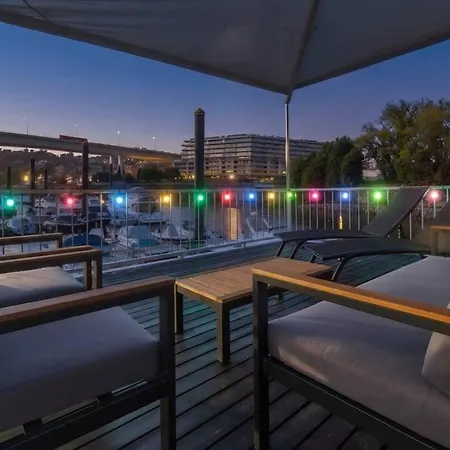 Sleepboat- Modern Houseboat In Porto Botel *