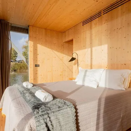 船屋 Sleepboat - Cozy Modern Houseboat In