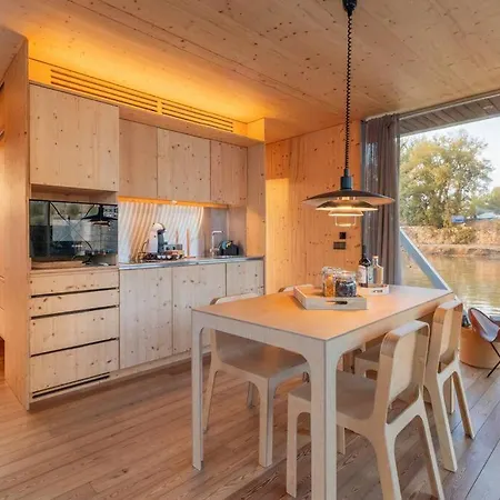 Sleepboat - Cozy Modern Houseboat In * 波尔图