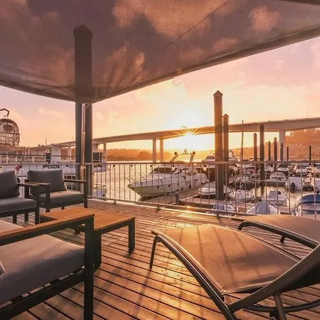 Sleepboat- Modern Houseboat In Porto Botel