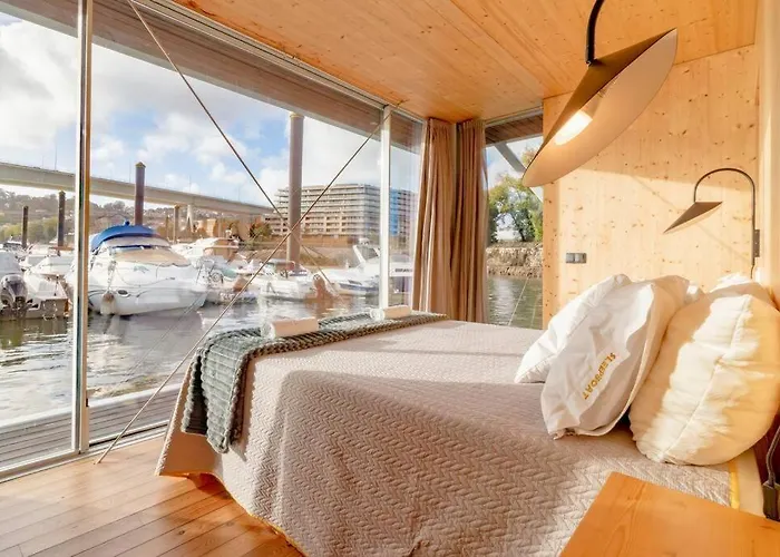 Sleepboat- Modern Houseboat In Porto 보트호텔 Bicas