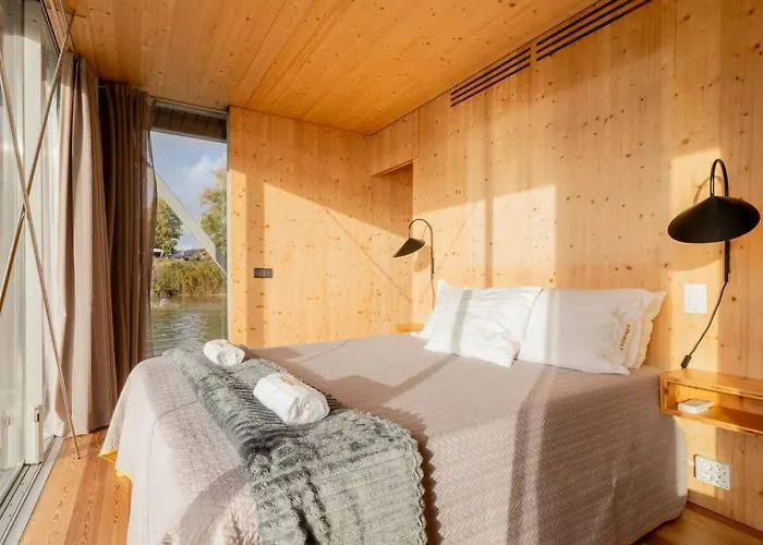Tekne Sleepboat - Cozy Modern Houseboat In