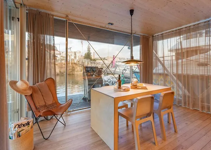 Sleepboat- Modern Houseboat In Porto 보트호텔 Bicas