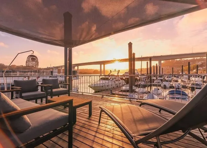 Sleepboat- Modern Houseboat In Porto بوتيل